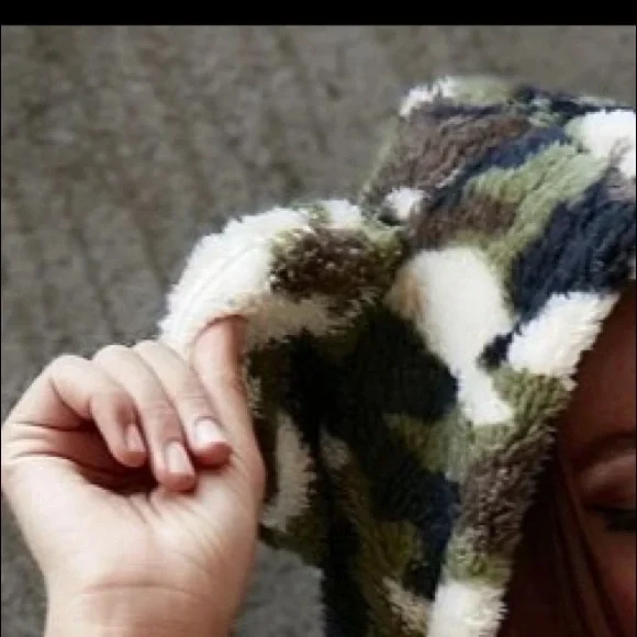 Black/Green Camo Print Zipper Teddy Jacket in L and XL - Picture 3 of 5